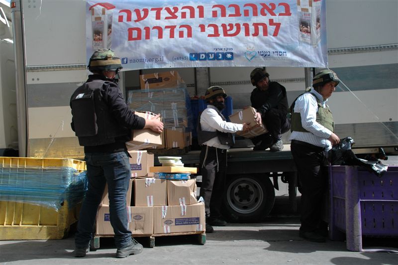 מתנדבי חסדי נעמי בחלוקת מזון לתושבי הדרום