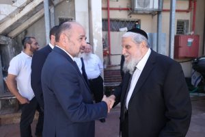 Le Rav Yossef Cohen en compagnie du Ministre des affaires sociales