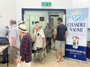 Personnes âgées venant récupérer leur colis de Roch Achana