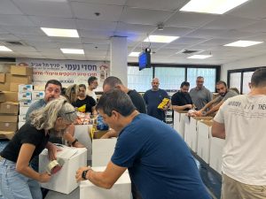 bénévoles de Israel hayom en pleine action