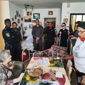 S'occuper des personnes âgées pour adoucir leurs vieux jours